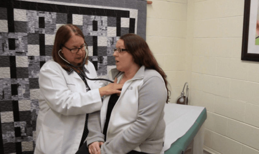 Dra. Nancy Henceroth-Gatto durante consulta com a paciente Crystal. (Foto: CBN News)
