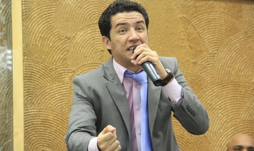 O pastor Gilmar Fiuza profetizou sobre a vida do ladrão e se surpreendeu com os frutos. (Foto: Reprodução/Facebook)