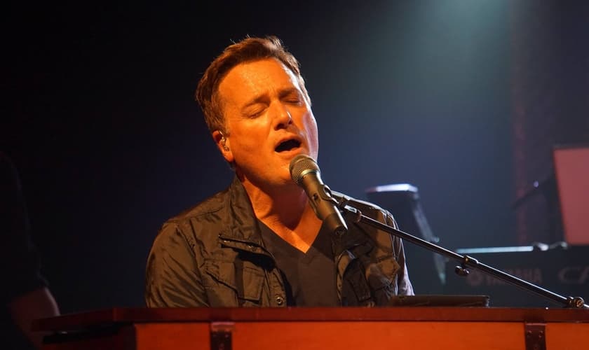 O cantor apresentou três canções do novo disco em uma transmissão ao vivo. (Foto: Divulgação).