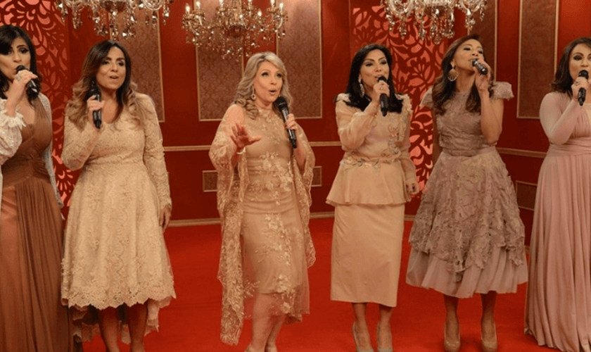 O videoclipe tem direção de Felipe Arcanjo e cenografia da própria Marina de Oliveira. (Foto: Reprodução).