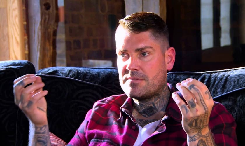 O cantor revelou que fazia uso de tabuleiros de Ouija para consultar espíritos. (Foto: Reprodução).