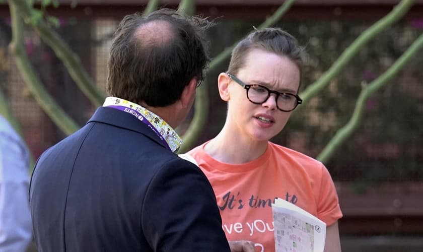 Cristão é abordado por militante LGBT em frente à conferência da Convenção Batista do Sul, em Phoenix. (Foto: Baptist Press)