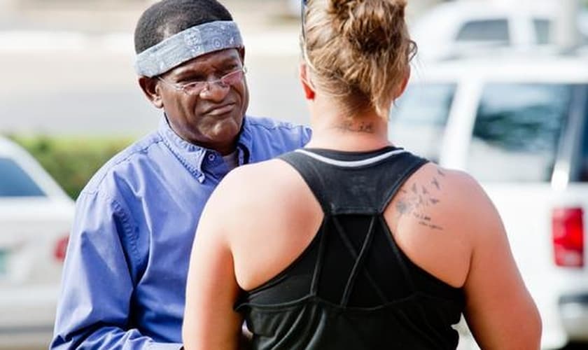 James se encontrou com a mulher para devolver seus pertences perdidos. (Foto: Michael Cavazos/News-Journal)