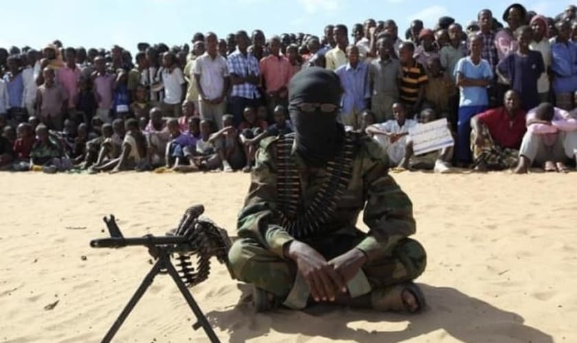 Membro do grupo militante Al-Shabaab durante manifestação pública em Mogadíscio, capital da Somália. (Foto: Reuters/Feisal Omar)