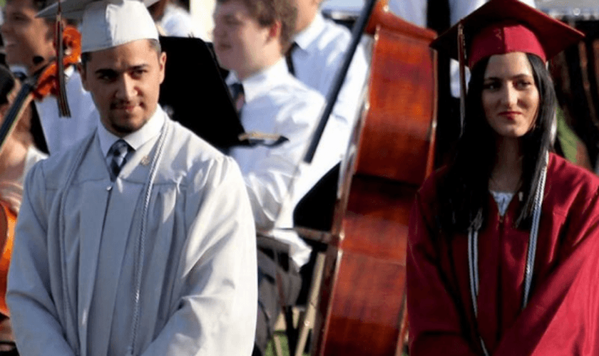 Moriah (direita) teve de mudar seu discurso que foi censurado pela escola. (Foto: Reprodução).