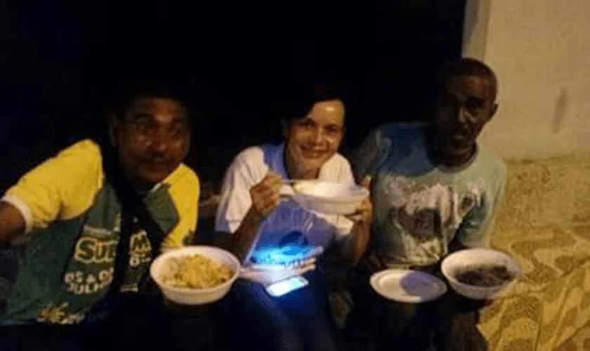 Todo domingo a professora vai ao encontro dos moradores de rua. (Foto: Reprodução).