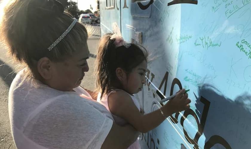 Rosa Perez segura no colo sua filha, Milagros, que nasceu sem as pernas. (Foto: Life Site News)