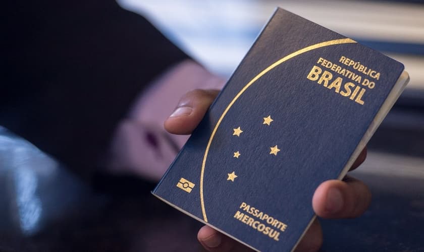 Passaporte comum eletrônico brasileiro tem prazo de validade de 10 anos. (Foto: Marcelo Camargo/Agência Brasil)