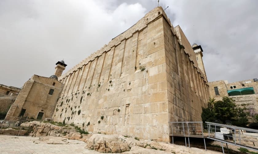 O Túmulo dos Patriarcas é reverenciado por muçulmanos e judeus, em Hebrom. (Foto: Jim Hollander/EPA)