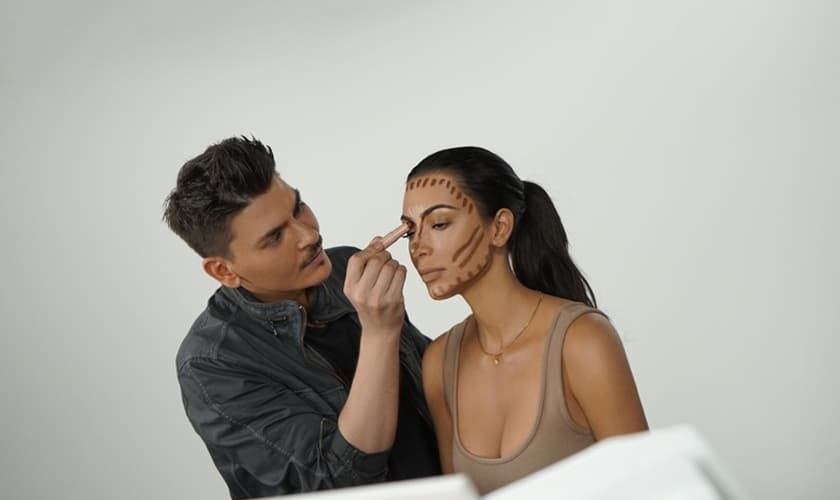 Kim Kardashian dá uma aula de como fazer o contorno facial. (Foto: Divulgação/KKW Beauty)