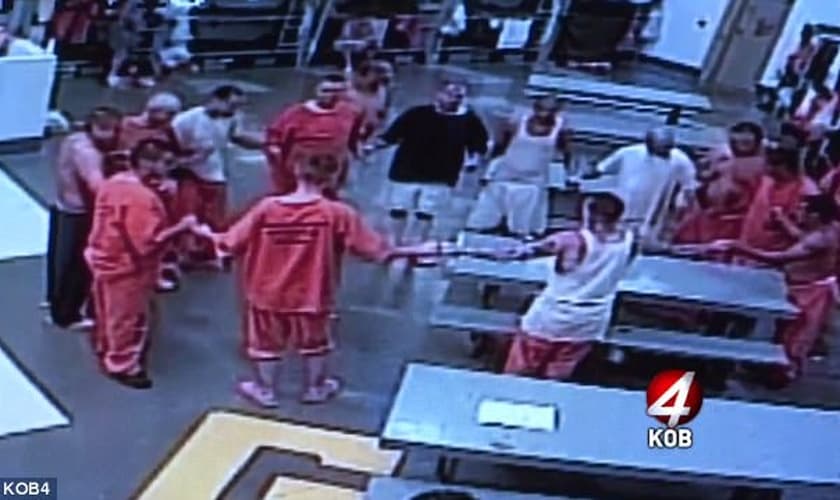 Detentos formam círculo de oração, no Novo México. (Imagem: KOB)