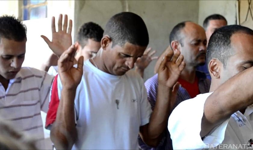 Internos participam de culto em clínica de recuperação. (Imagem: Youtube)