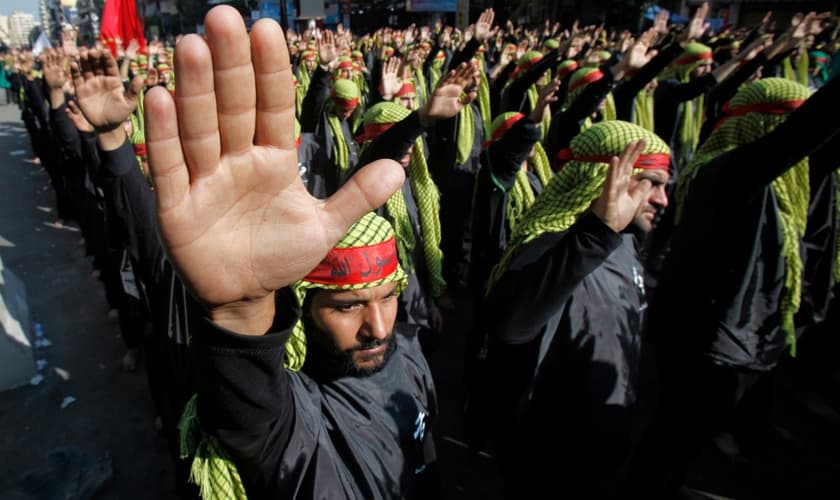 Membros do Hezbollah marchando durante procissão religiosa em Beirute, no Líbano. (Foto: Sharif Karim/Reuters)