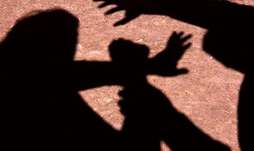 Imagem ilustrativa.Estupradores desistem de ataque após visão de Jesus protegendo jovem. (Foto: Reprodução)