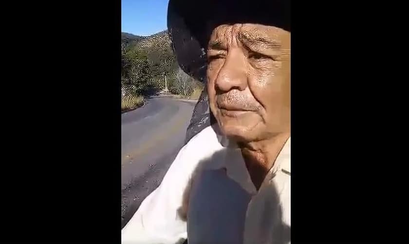 Aos 68 anos, Altair percorre as estradas pregando o Evangelho. (Foto: Reprodução/Facebook/Rhaysa Santos)