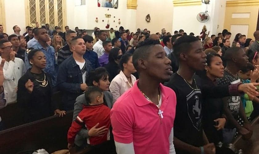 Cristãos participam de culto em igreja de Cuba. (Foto: STEVE BEARD)