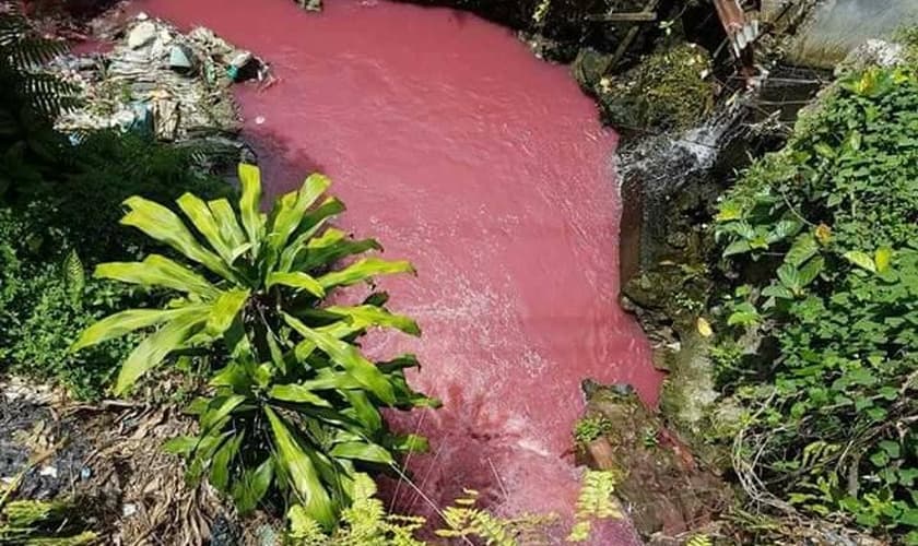 O rio Bah Bolon se tornou vermelho e intrigou moradores da Indonésia. (Foto: Reprodução/Facebook/Rodrigo Contreras Lopez)