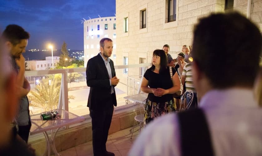 Judeus e cristãos se unem para estudar a Bíblia juntos. (Foto: Reprodução/Facebook/Yeshiva For the Nations)