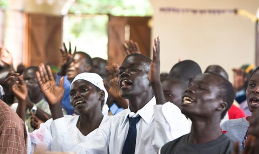 Cristãos adoram a Deus durante culto na África. (Foto: ForTheSilenced)