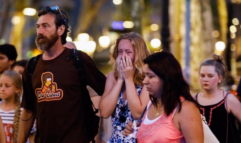 Famílias das vítimas choram após ataque em Barcelona. (Foto: ETOnline)