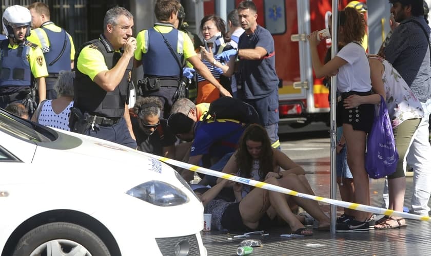 O ataque terrorista em Barcelona deixou pelo menos 13 mortos e 100 feridos. (Foto: AP Photo/Oriol Duran)