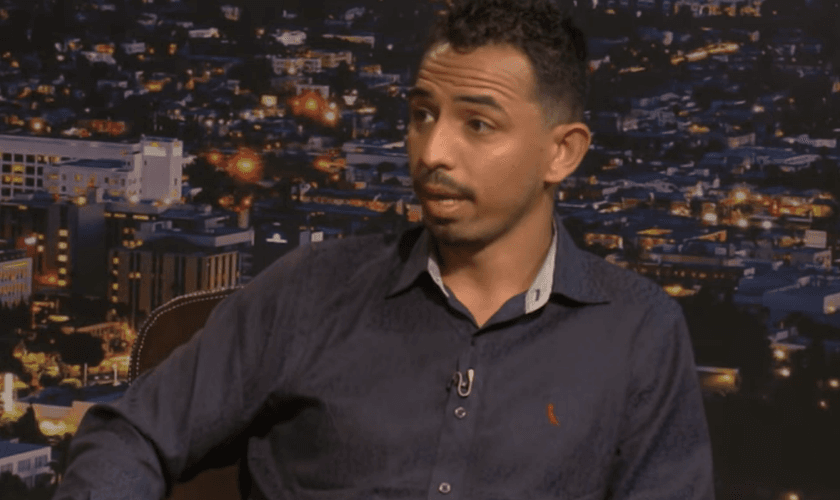 Henrique contou como a mudança de sua vida foi lenta, mas significativa. (Foto: Reprodução/YouTube).