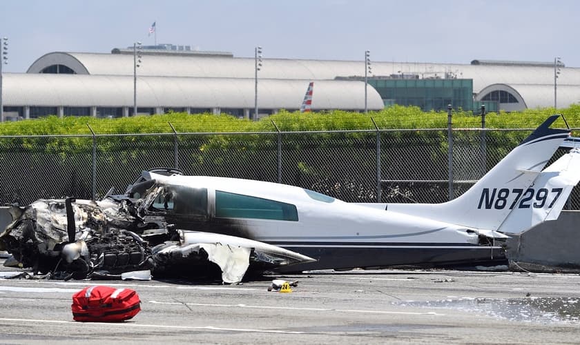 A aeronave foi incendiada quando retornou para a pista. (Foto: Jeff Gritchen/Orange County Register/SCNG)
