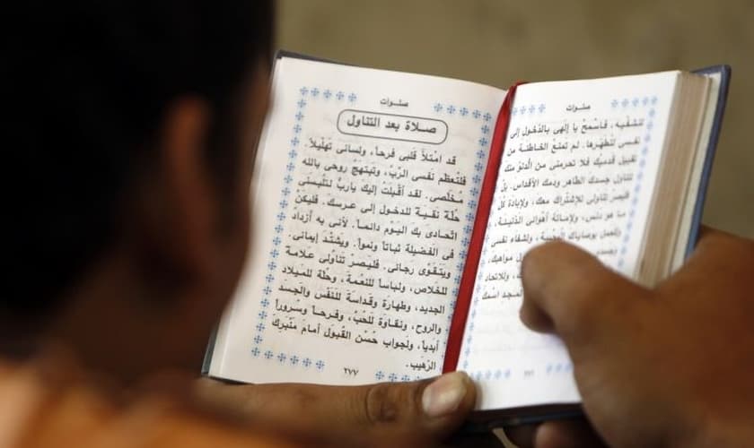 Baqur procura distribuir as Bíblias em segredo para que muitos possam conhecer Cristo. (Foto: Reuters).