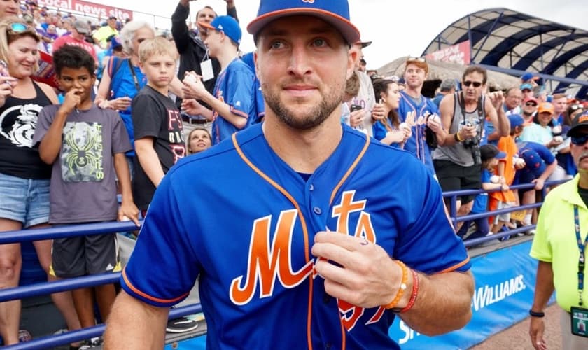Tim Tebow em momentos antes de jogo em Port St. Lucie, na Flórida. (Foto: Richard Graulich/The Palm Beach Post)