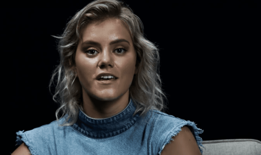 Apesar dos tempos ruins, Taya ressalta que continua usando a adoração como uma arma contra as trevas. (Foto: Reprodução).