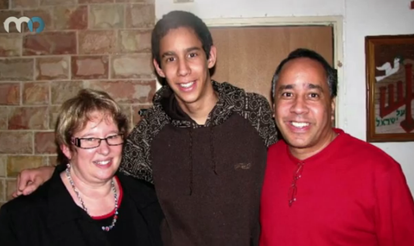 Pastor David Ortiz (direita), ao lado de seu filho (meio) e sua esposa (esquerda). (Foto: MO)