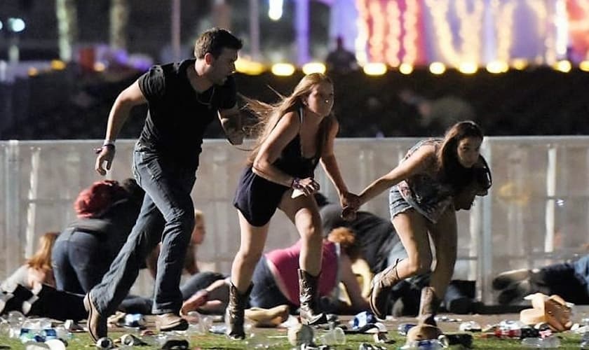 Pessoas tentam fugir de tiroteio em massa, em Las Vegas. (Foto: NTD.TV)