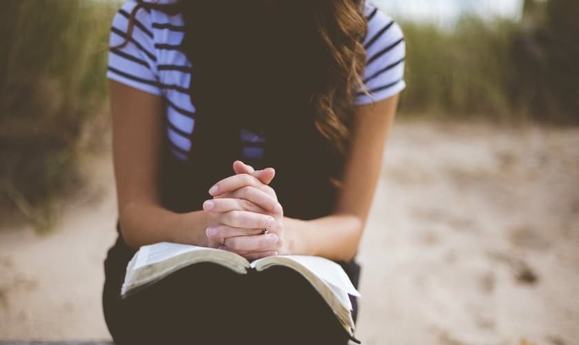 Leitura da Bíblia e oração. (Imagem: Getty)