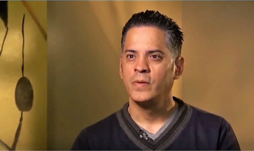 John Ramirez foi um bruxo de 'grande poder' em sua juventude, mas acabou entregando sua vida a Jesus e hoje é um evangelista. (Imagem: Youtube)