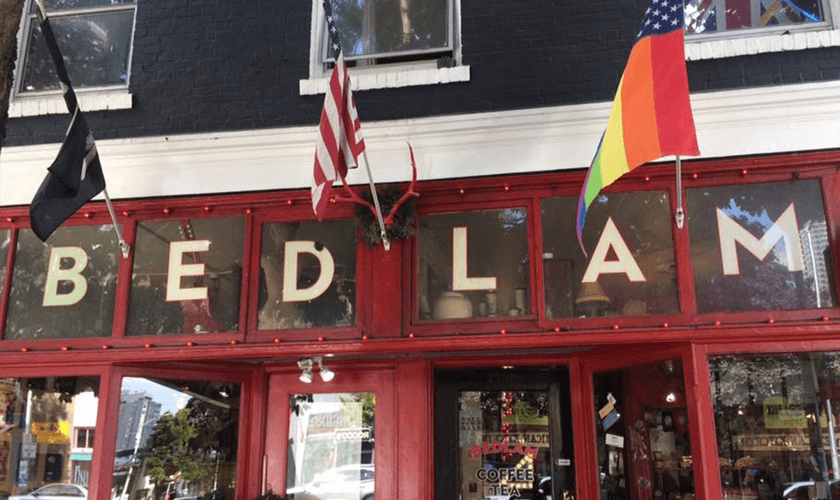 Os clientes cristãos foram expulsos da cafeteria Bedlam Coffe, nos Estados Unidos. (Foto: Reprodução)