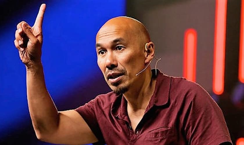 Francis Chan tem 50 anos e lidera o ministério 'We Are Church' ('Somos Igreja'), nos EUA. (Imagem: Youtube)