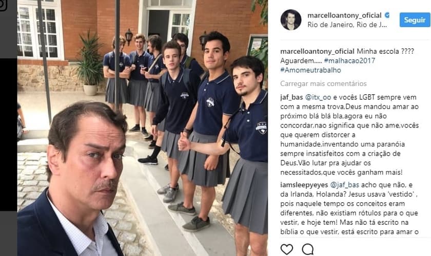 Marcello Antony publicou foto com garotos de saia, durante uma gravação de cena da novela Malhação. (Imagem: Instagram - reprodução)