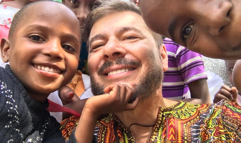 Joel Engel está desenvolvendo o Projeto Daniel, que visa apoiar crianças em situação de risco na África. (Foto: Ministério Engel)