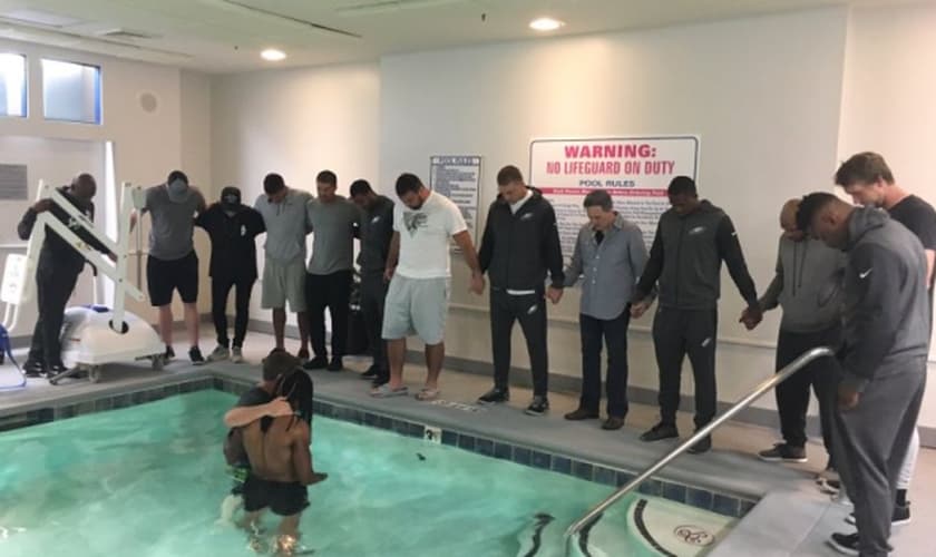 Marcus Johnson foi batizado na piscina do hotel antes do jogo de futebol. (Foto: Reprodução/Twitter)