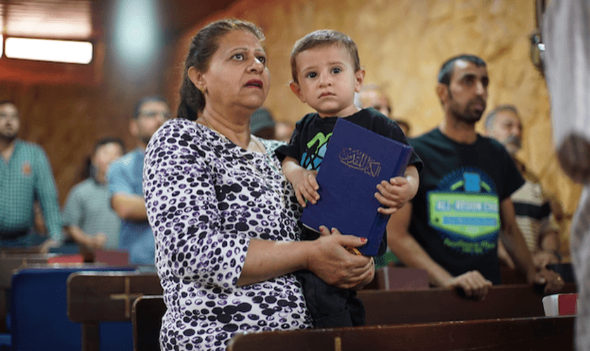 O casal trabalha com refugiados em nome da Sociedade Bíblica há sete anos. (Foto: Sociedade Bíblica).