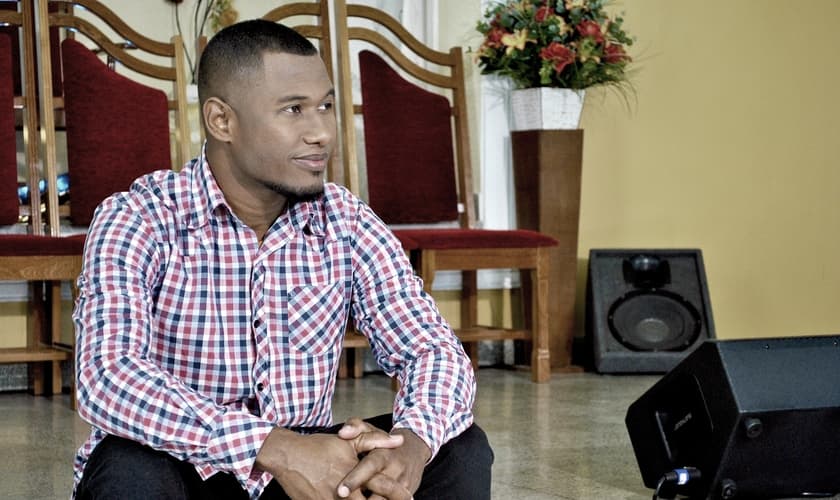 Filho de músicos, o carioca Edu Porto é cantor e compositor. (Foto: Divulgação).