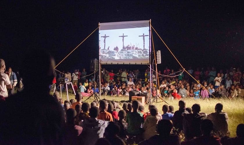 Igrejas foram abertas na aldeia depois que o povoado foi evangelizado por filme. (Foto: Jesus Film Project)