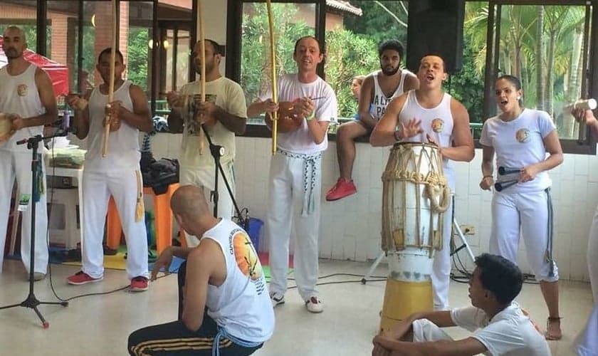 Pastor Roberto Cruvinel (com berimbau ao meio) é vice-campeão paulista da modalidade esportiva. (Foto: Facebook)