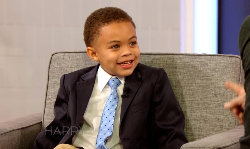 Quando Caleb não está viajando, ele canta com o coro da juventude em sua igreja. (Foto: Reprodução).