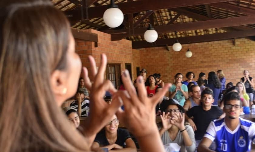 A forma de se comunicar desse público é diferente de quem não tem problema com audição. (Foto: Lagoinha).
