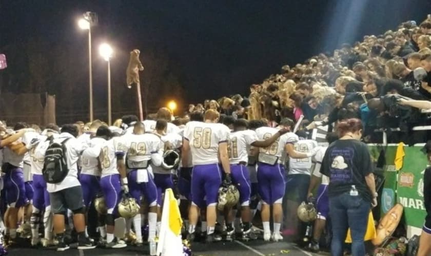 Alunos fizeram uma oração com outros estudantes nas arquibancadas antes do jogo. (Foto: Fox 5 Atlanta)