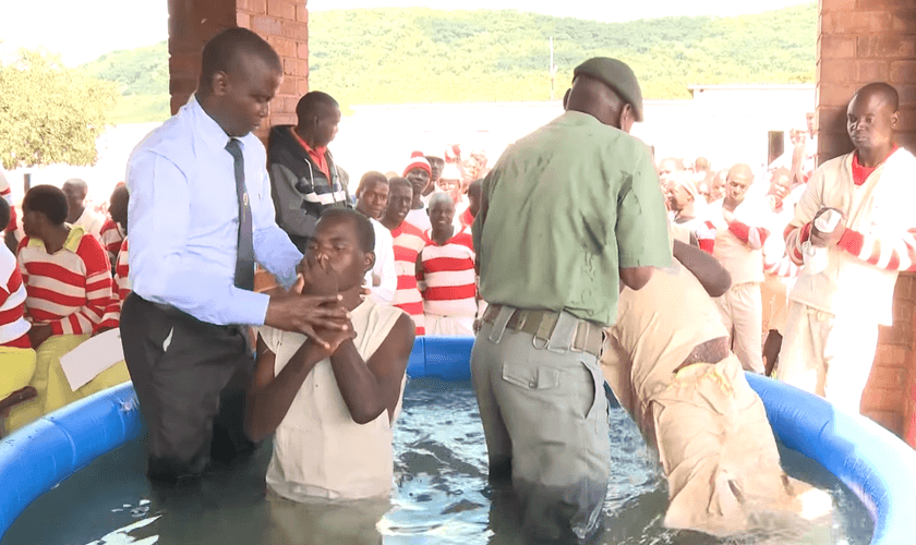 Os cristãos locais animaram os presos a se unirem a Cristo. (Foto: ANN).