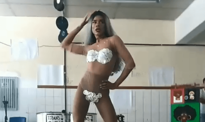 Natha tirou seu vestido e prosseguiu usando um collant transparente junto com uma espécie de biquíni. (Foto: Reprodução/Facebook)