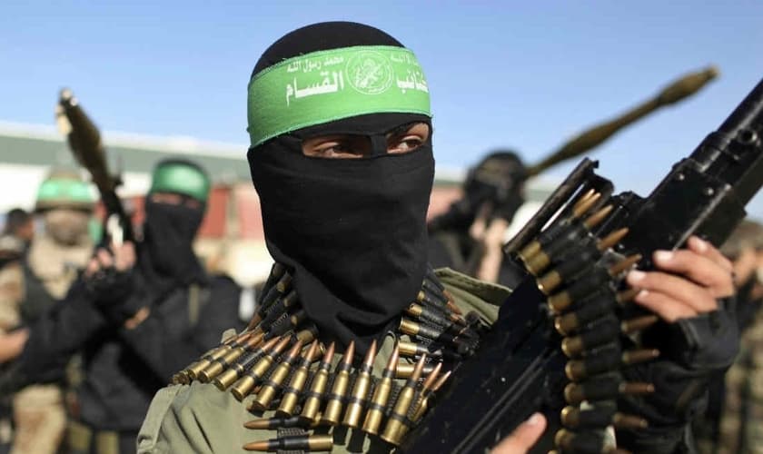 Terroristas ligados ao Hamas desfilam com armas. (Foto: Jornal Correio do Brasil)
