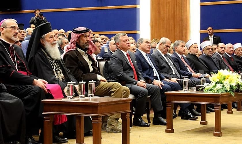 Rei Abdullah II da Jordânia [4º a partir da esquerda] em evento com líderes cristãos no rio Jordão. (Foto: Amel Pain/AFP)